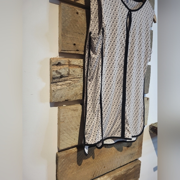 Cleo Elegant Black and White Sleeveless Top With Belt - Picture 2 of 6